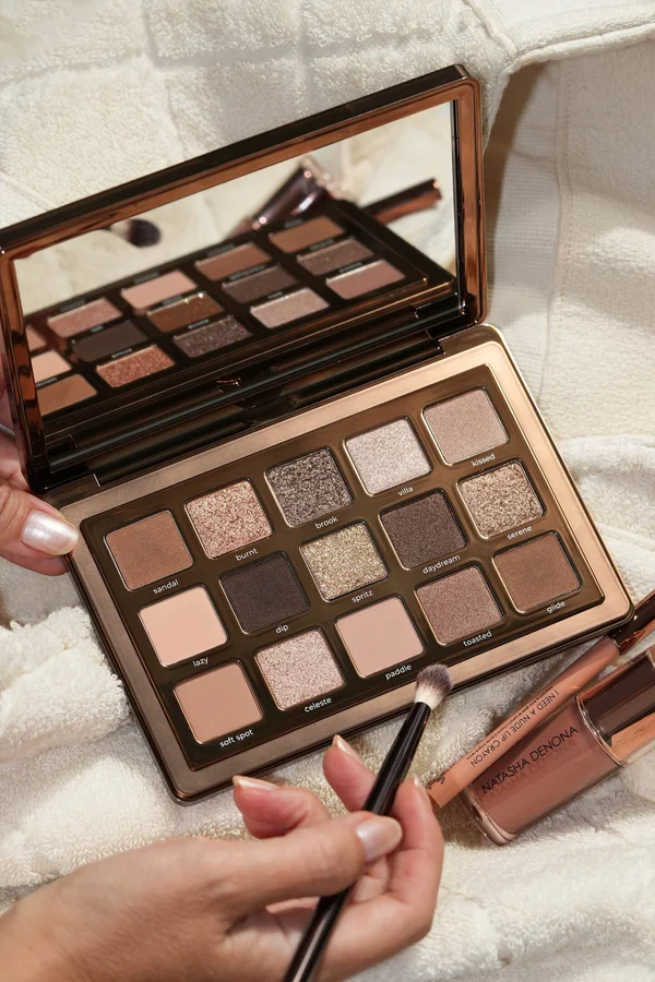 Tan palette open showing neutral beige and bronze shades